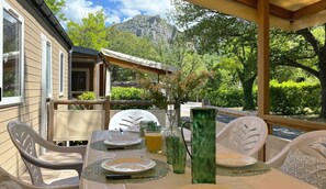 Outdoor dining - ZEcamping 3 étoiles animé - mobil-home TV LV clim 27m2 8 pers (Moustiers-Sainte-Marie)