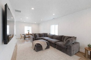 TV - Modern 3-Bedroom Townhouse - Unit #1 (Shelley)