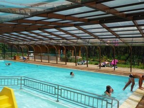 Indoor pool, a heated pool - ZEcamping 4* animé piscine couverte locatif TV clim 35m2 (Saint-Michel-Escalus)