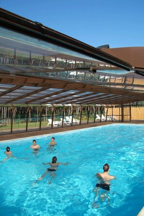 Indoor pool, a heated pool - ZEcamping 4* animé piscine couverte locatif TV clim 35m2 (Saint-Michel-Escalus)
