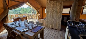 Outdoor dining - ZEcamping 3 étoiles piscine pet friendly tente 35m2 5 pers (Quinson)