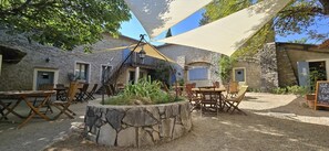 Outdoor dining - ZEcamping 3 étoiles piscine pet friendly tente 35m2 5 pers (Quinson)