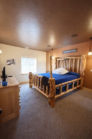 6 bedrooms, desk, iron/ironing board, travel cot - Casa Miah | Ideal Beach, Fire Pit, Game Room, Air Hockey! (Garden City)