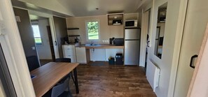 Fridge, microwave, stovetop, toaster - ZEcamping 3* pet friendly et piscine avec accès direct à un lac (Quinson)
