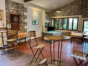 Games room - ZEcamping 3* pet friendly et piscine avec accès direct à un lac (Quinson)