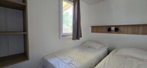 4 bedrooms, WiFi - ZEcamping 3* piscine mobil-home clim 35m2 6 pers (Quinson)