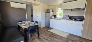 Dining - ZEcamping 3* piscine mobil-home clim 35m2 6 pers (Quinson)