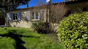 A stone house with a garden, a dining table, and a tree. - ZEcamping 3* piscine chiens acceptés locatif 43m2 4 pers (Quinson)