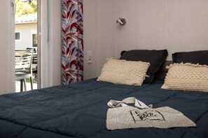 3 bedrooms, WiFi - ZEcamping 4* familial 1km plage piscine couverte jacuzzi chalet TV LV (Saint-Jean-de-Monts)