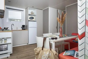 Refrigerador, microondas y parrilla de estufa 