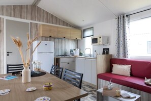 Dining - ZEcamping 4* animé 1km plage piscine couverte mobil-home TV 30m2 (Saint-Jean-de-Monts)