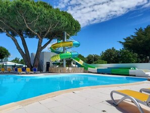 Indoor pool, a heated pool - ZEcamping 4* 1km plage piscine couverte pet friendly mobil-home TV (Saint-Jean-de-Monts)
