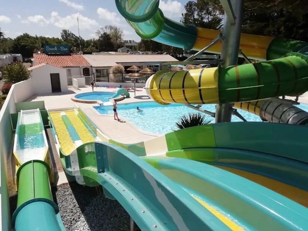 Innendørsbasseng og et oppvarmet basseng