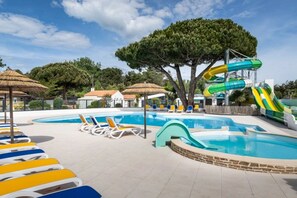 Indoor pool, a heated pool - ZEcamping 4* 1km plage piscine couverte animaux acceptés mobil-home TV (Saint-Jean-de-Monts)