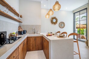 大型雪櫃/冰箱、微波爐、爐具、廚房用具/餐具/器皿