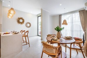 Villa Deluxe, balcon, vue piscine | Restauration