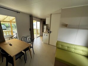 Interior - ZEcamping 2 étoiles piscine pet friendly mobil-home TV clim 32m2 (Villeneuve-lès-Maguelone)