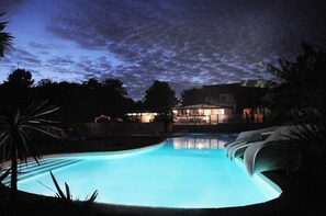 A heated pool - ZEcamping 3* 500m plage espace aquatique locatif TV BBQ 40m2 (Plobannalec-Lesconil)