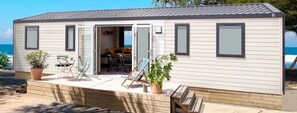 Terrace/patio - ZEcamping 3* 500m plage espace aquatique locatif TV BBQ 40m2 (Plobannalec-Lesconil)