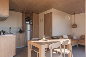 Dining - ZEcamping 4* piscine couverte locatif 4 pers (Pressignac)