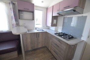 Fridge, microwave, stovetop - ZEcamping 3 étoiles pet friendly locatif 32m2 4 pers (Inguiniel)