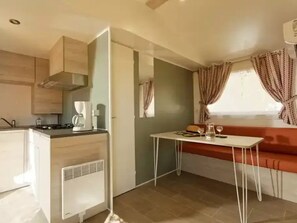 Fridge, microwave, stovetop - ZEcamping 3* dog friendly avec piscine dans un environnement calme (Junas)