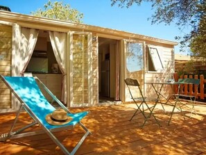Outdoor dining - ZEcamping 3* dog friendly avec piscine dans un environnement calme (Junas)