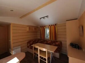 Dining - ZEcamping 3* pataugeoire piscine chiens acceptés mobil-home 30m2 (Junas)