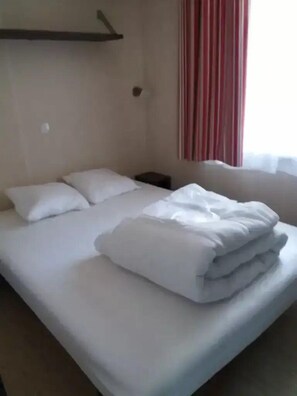 2 bedrooms, WiFi - ZEcamping 3* pataugeoire piscine chiens acceptés mobil-home 30m2 (Junas)