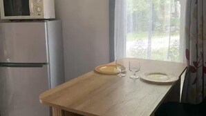 Kjøleskap og mikrobølgeovn