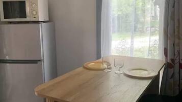 Een koelkast, een microgolfoven