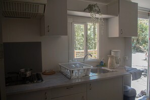 Kylskåp, mikrovågsugn och spishäll