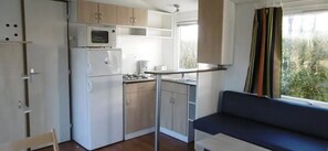 Fridge, microwave - ZEcamping 3* piscine mobil-home TV clim 25m2 4 pers (Tuchan)
