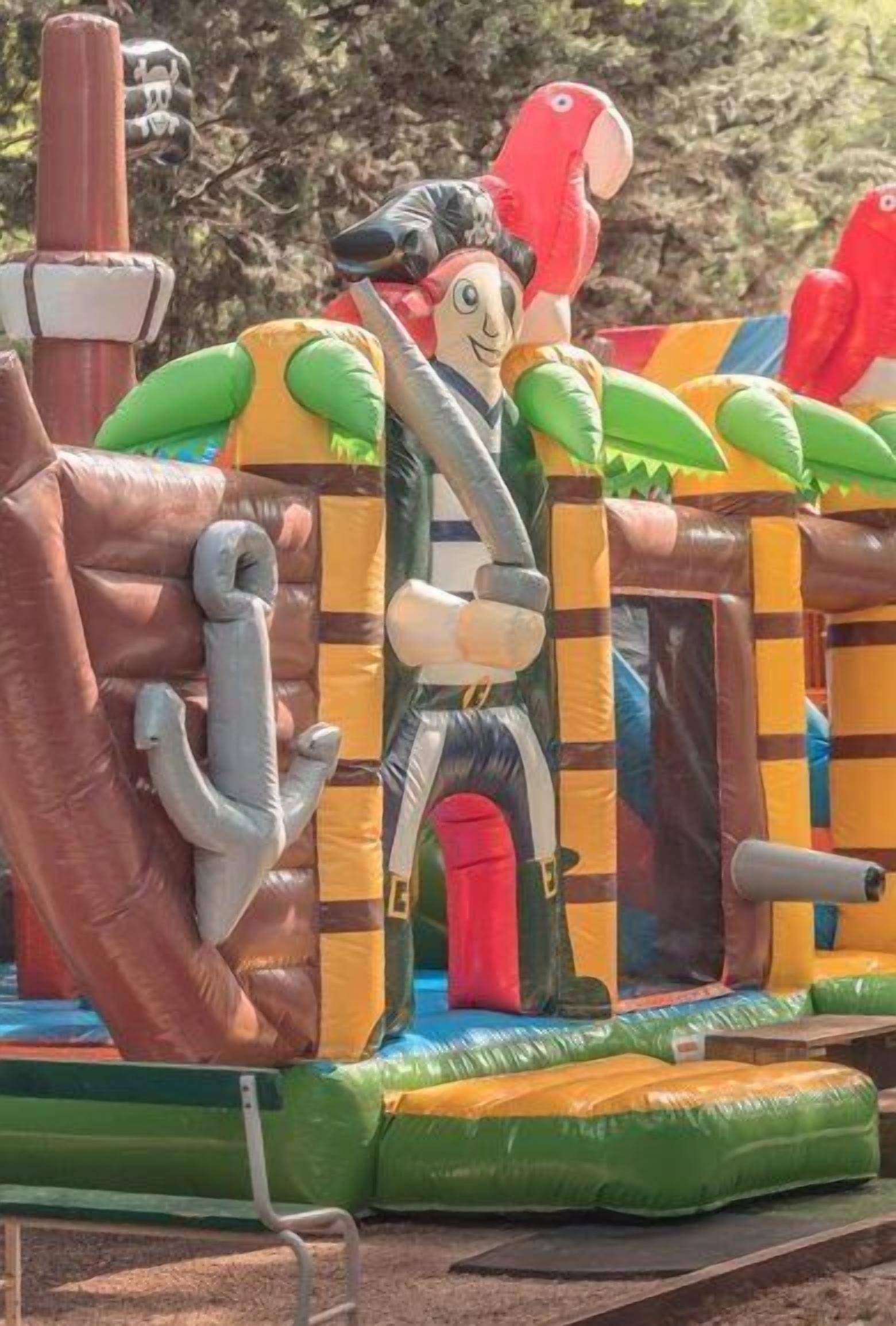 Una estructura inflable y colorida con diversas figuras de animales y temática pirata.