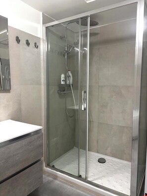 Shower, jetted tub, hair dryer, bidet - Domus Lombardi Self Check-in Relaxation House with Jacuzzi (Roma)