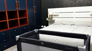 Ein Schlafzimmer mit einem Bett, einem Nachttisch und einem Kleiderschrank.