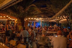 Outdoor dining - ZEcamping 3* piscine pet friendly mobil-home 33m2 6 pers (Tuchan)