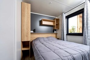 4 bedrooms, WiFi - ZEcamping 3* piscine pet friendly locatif TV clim 32m2 6 pers (Malemort-du-Comtat)