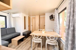 Dining - ZEcamping 3* piscine pet friendly locatif TV clim 32m2 6 pers (Malemort-du-Comtat)