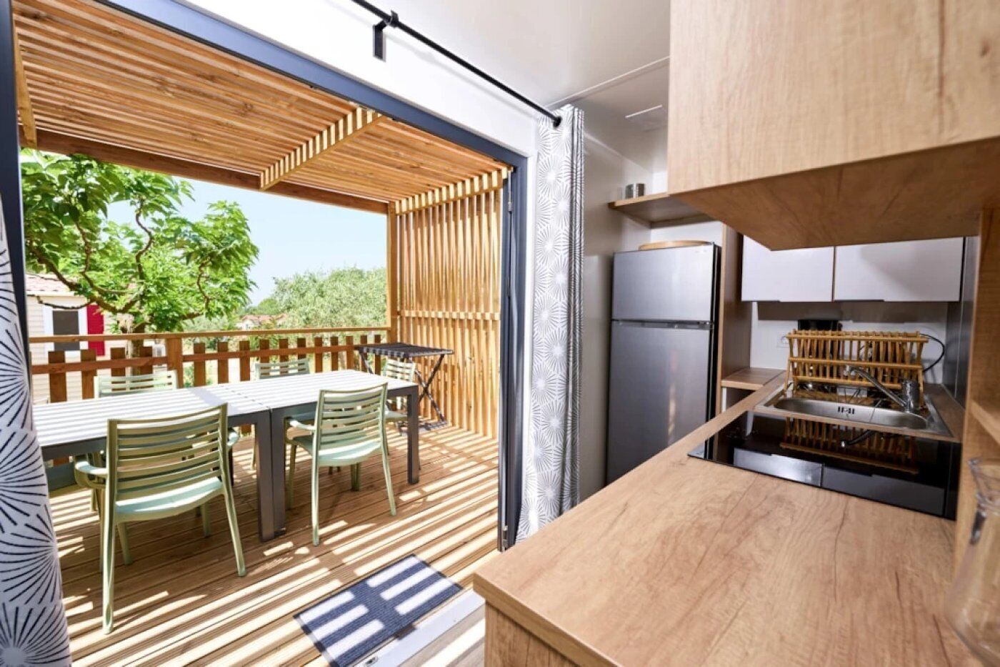 Geladeira, micro-ondas, cooktop, torradeira