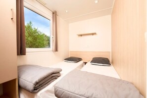 2 bedrooms, WiFi - ZEcamping 3* piscine animaux acceptés locatif 34m2 5 pers (Malemort-du-Comtat)