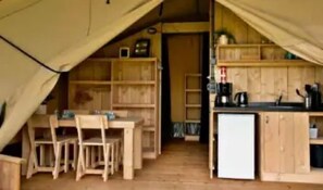 Een koelkast, een microgolfoven, een kookplaat