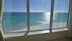 A room with a large window overlooking a beach. - Cobalt Horizon - Luxury beachfront 3 bedroom with panoramic gulf views (Destin)