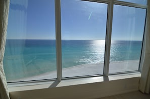 A room with a large window overlooking a beach. - Cobalt Horizon - Luxury beachfront 3 bedroom with panoramic gulf views (Destin)