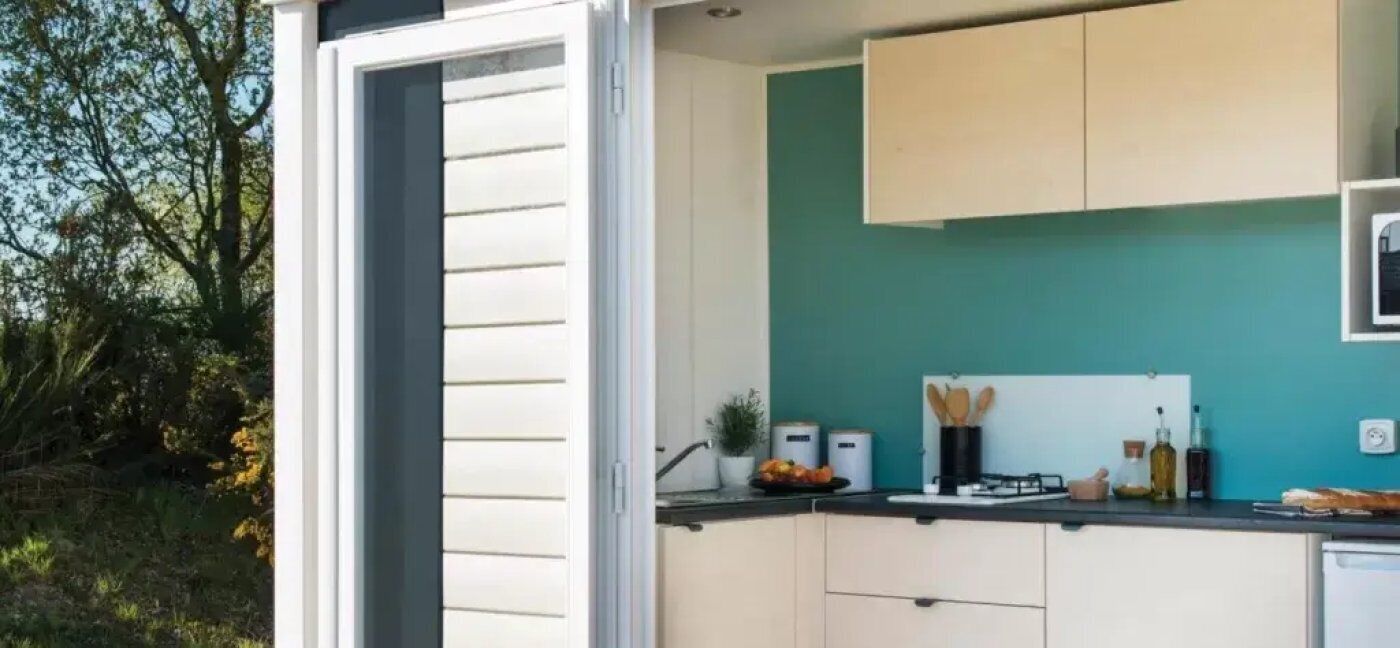 Jääkaappi, mikroaaltouuni, liesi