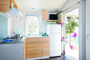 Fridge, microwave, stovetop - ZEcamping 3* piscine dog friendly mobil-home BBQ 6 pers (Sandrans)