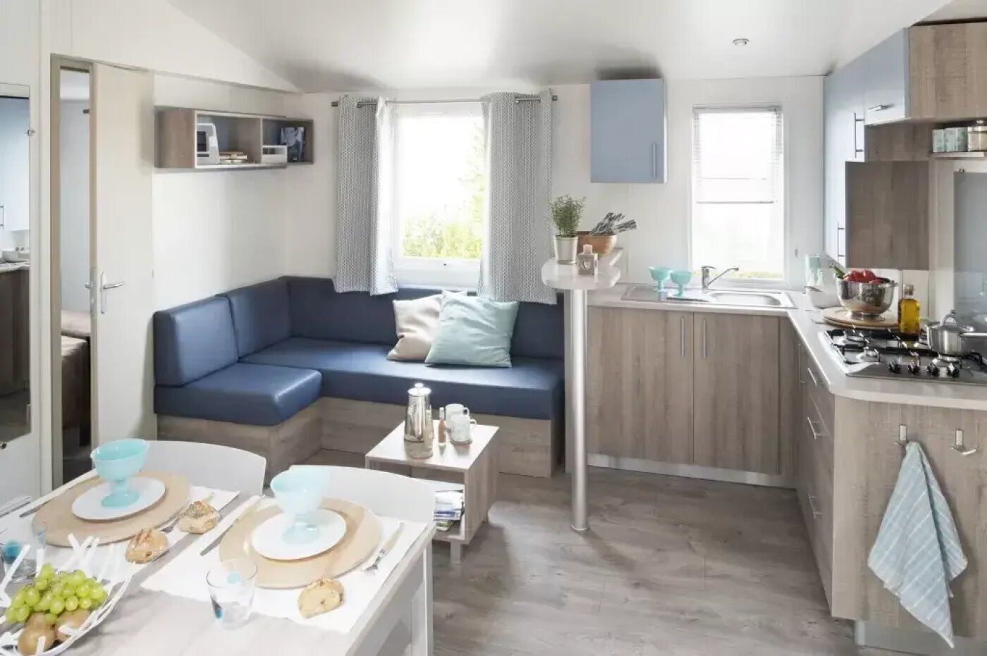 Réfrigérateur, micro-ondes, plaque de cuisson