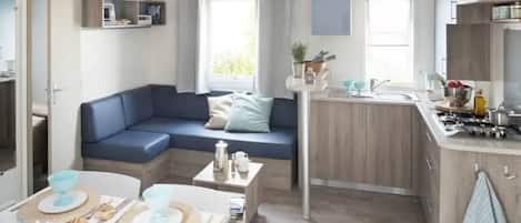 Réfrigérateur, micro-ondes, plaque de cuisson