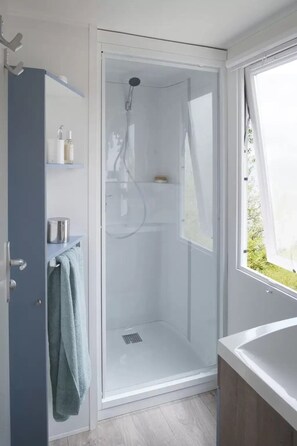 Bathroom - ZEcamping 3* piscine animaux acceptés mobil-home BBQ 8 pers (Sandrans)