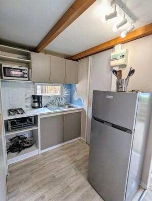 Fridge, microwave, stovetop